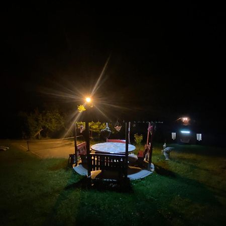 Cabana Cu Teren De Tenis -- Etaj Banita Luaran gambar