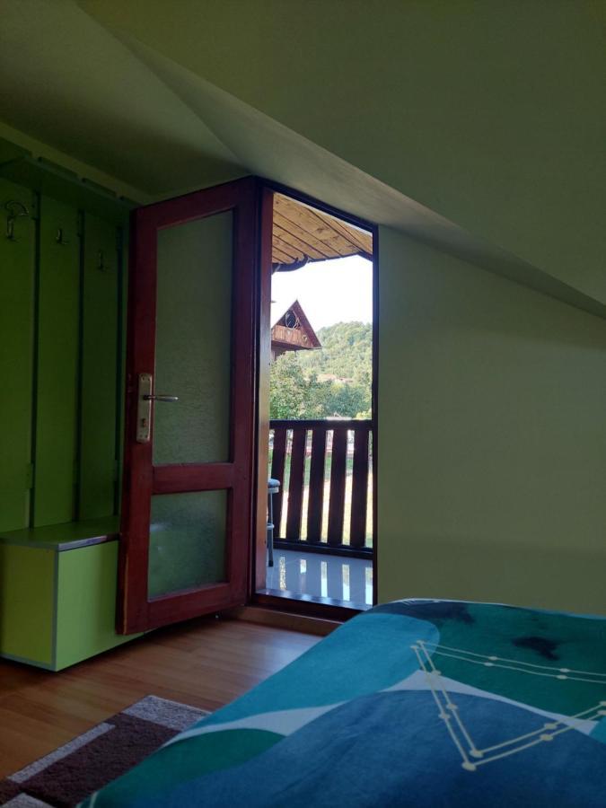 Cabana Cu Teren De Tenis -- Etaj Banita Luaran gambar