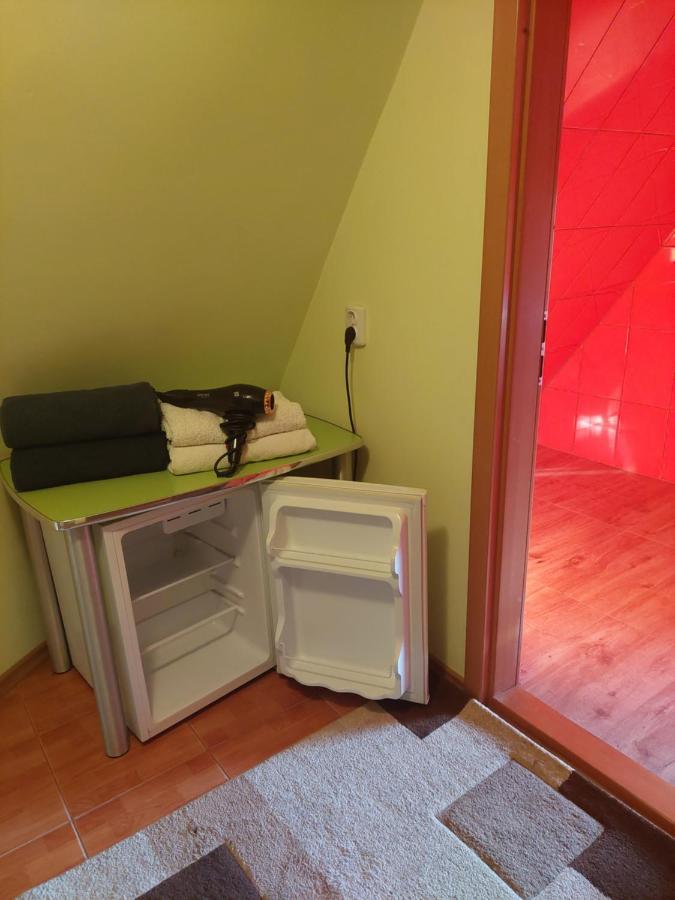 Cabana Cu Teren De Tenis -- Etaj Banita Luaran gambar
