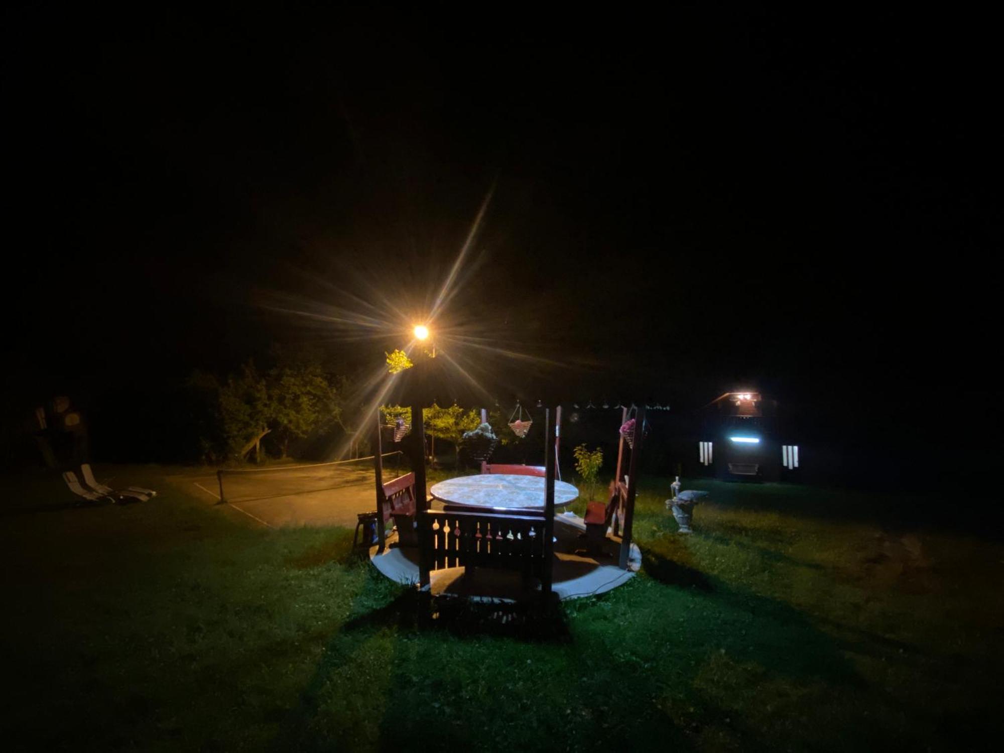 Cabana Cu Teren De Tenis -- Etaj Banita Luaran gambar