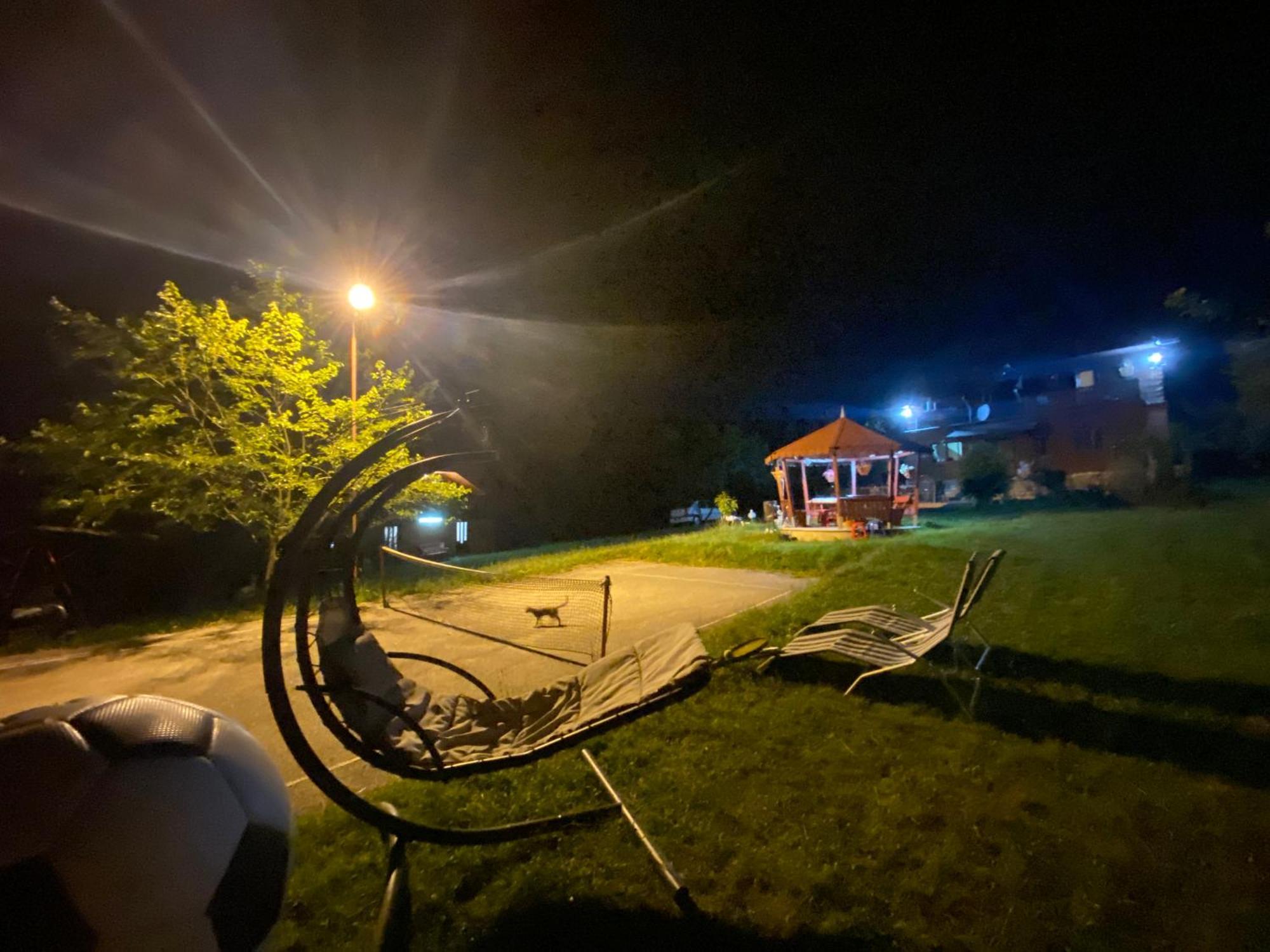 Cabana Cu Teren De Tenis -- Etaj Banita Luaran gambar